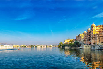 Udaipur Highlights 2-Day Tour by Car, Foot and Boat