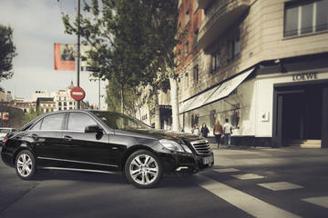 Private Departure Transfer: Central London to Heathrow Airport in a Business Car