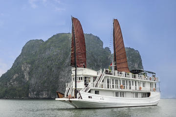 Halong Bay kayaking and cave discovering on 3-star cruiser