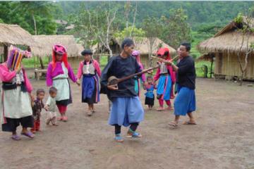 Doi Tung Hill Tribes and Mae Sai Market Tour from Chiang Rai