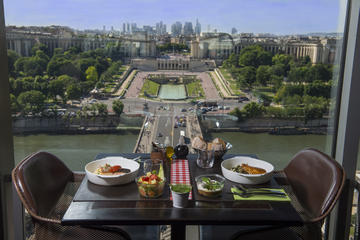 Viator Exclusive: Eiffel Tower Visit with Picnic-Style Lunch, Champagne and Trocadero View Seating