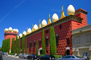 Dalí's World Wine and Cava Small Group tour from Barcelona with Hotel Pick-Up