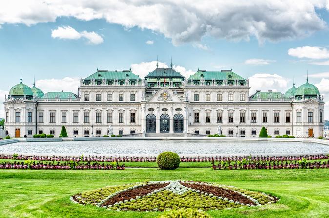 Excursão histórica com duração de três horas para grupos pequenos ao Palácio de Belvedere em Viena: arte de classe mundial em uma utopia aristocrática