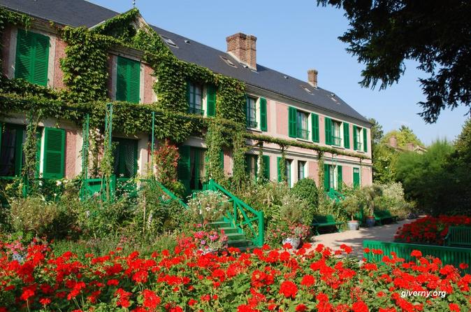 Giverny and Versailles Full-Day Private Guided Tour with Hotel Pickup