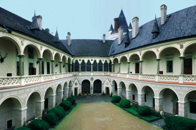Tour privato da Praga: Cattedrale e Ossario di Sedlec e Castello e riserva di caccia di Zleby con pranzo