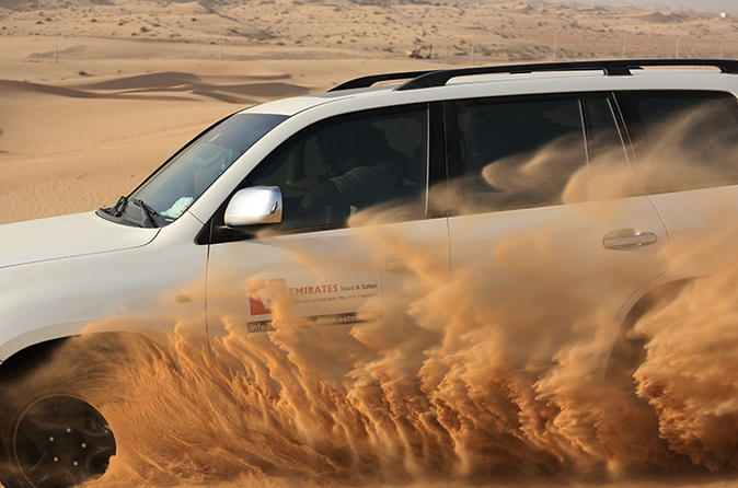 Safari serale nel deserto con cena barbecue, tatuaggio all'henné, giro in cammello e danza del ventre