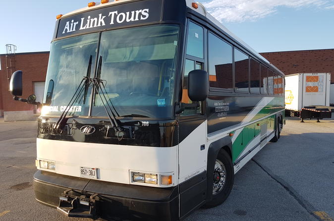 Luxury Coach Tour of Niagara Falls with Lunch and Hornblower Cruise from Toronto