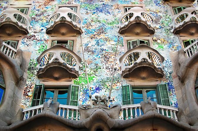 Small Group Modernism and Gaudi Walking Tour in Barcelona