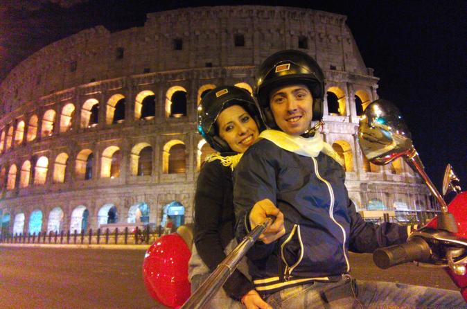 Noite em Roma em uma Vespa
