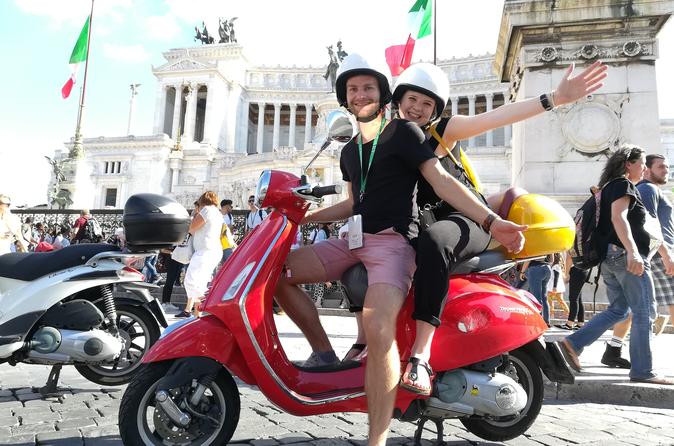 Viagem autoguiada em vespa com jantar em Roma