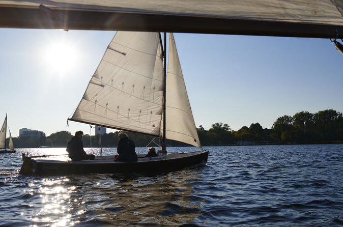 Hamburg Small-Group Sailing Tour with a Private Skipper