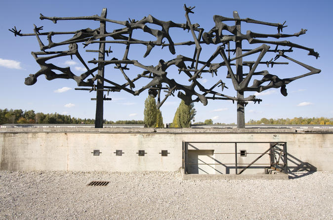 Tour del Memoriale del campo di concentramento di Dachau da Monaco in treno