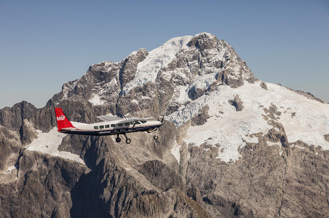 Croisière touristique sur le Milford Sound avec vol panoramique aller-retour au départ de Queenstown