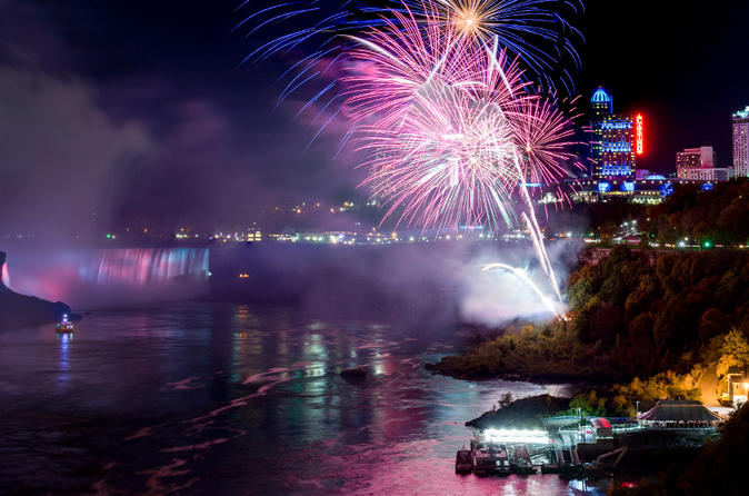 Niagara Falls: Illumimationstour mit Feuerwerk und Buffet-Abendessen