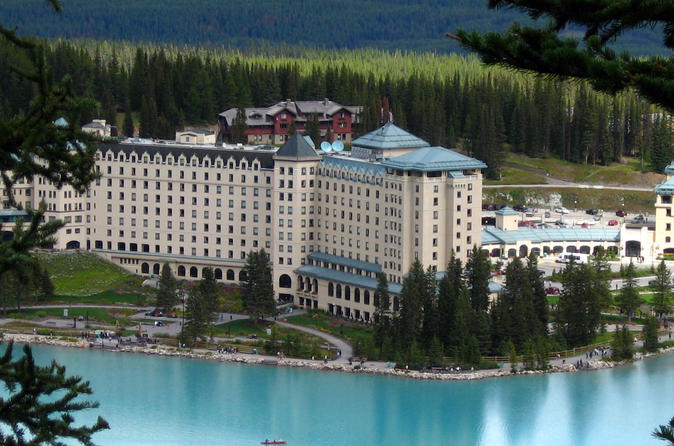 Private Arrival Transfer: Calgary International Airport to Lake Louise