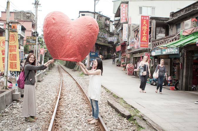 5-Hour Shifen Old Street Walk and Pingxi Sky Lantern Tour from Taipei