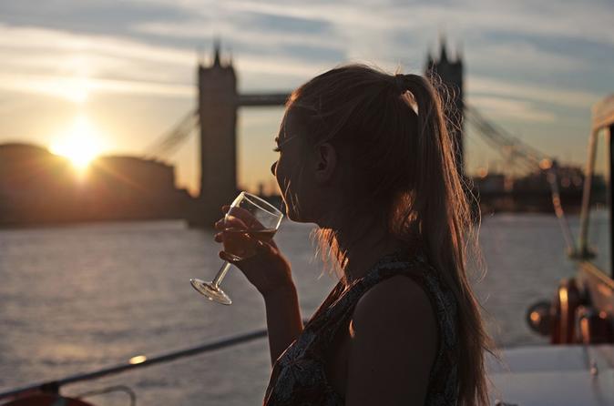 Croisière touristique au coucher du soleil sur la Tamise