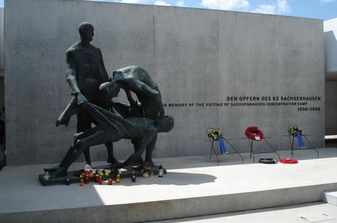 Excursion en bord de mer à Warnemünde : visite privée à Sachsenhausen et à Berlin