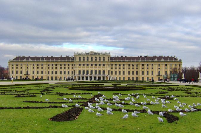 Skip the Line: Schonbrunn Palace Guided Tour in Vienna