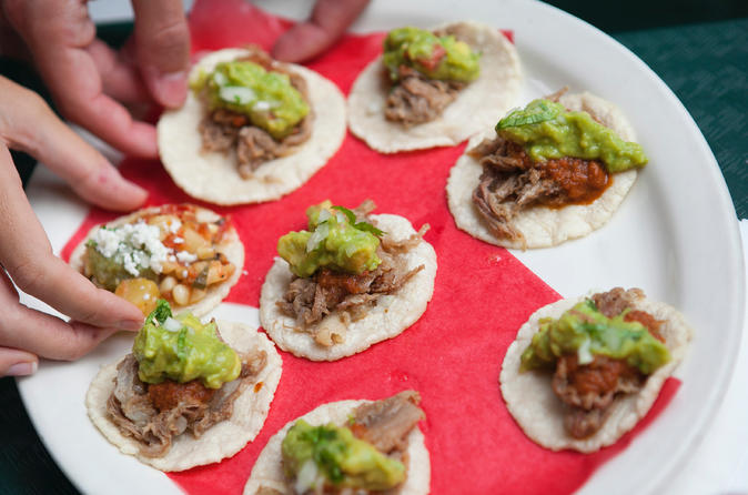 Tour a piedi per piccoli gruppi con degustazione gastronomica nel mercato degli agricoltori di Los Angeles