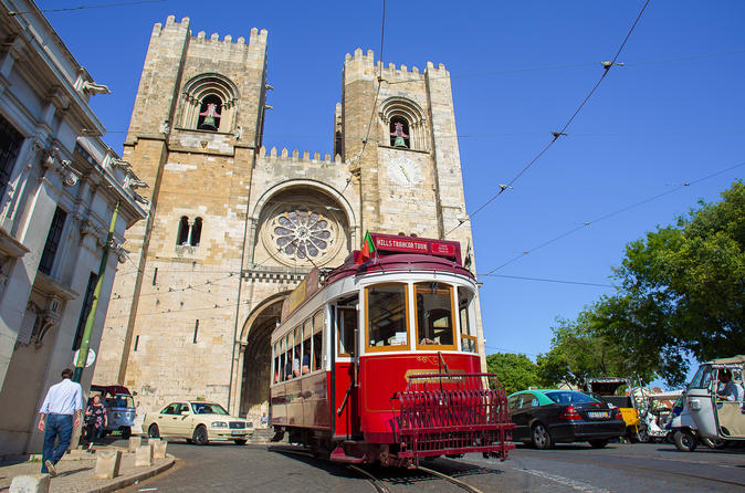 Excursão com várias paradas de bonde pelas colinas e show de fado