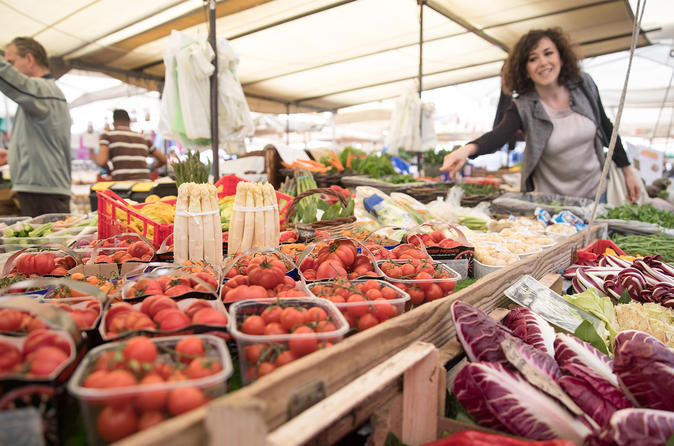 Excursão a Pé com Refeição para Grupo Pequeno em Roma: Trastevere, Campo de' Fiori e Gueto Romano