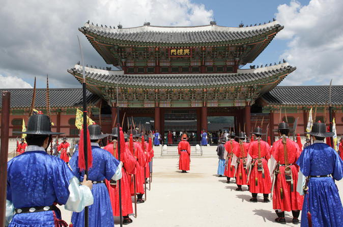 Historical seoul tour cheongwadae sarangchae and gyeongbokgung palace in seoul 122717