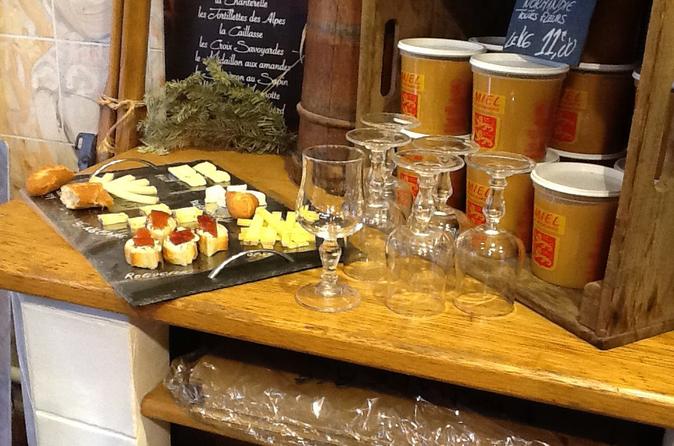 Marais Walking Tour with Cheese and Wine Tasting in Paris