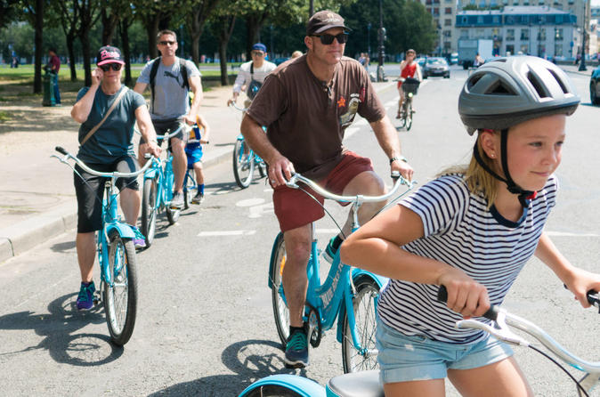 Highlights of Paris Bike Tour with Eiffel Tower, Louvre and Notre-Dame