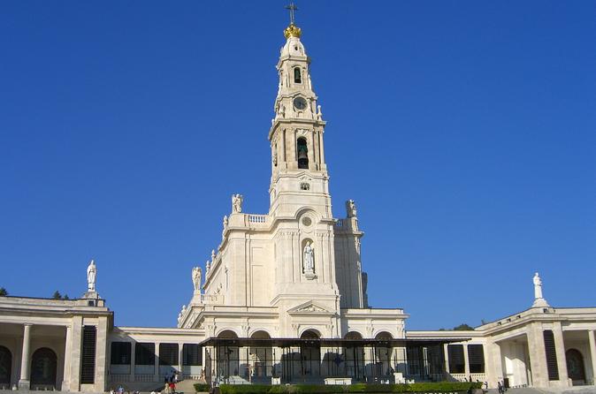 Fátima, Alcobaça, Batalha, Nazaré & Óbidos Private Tour - Luxury Sedan 09:00
