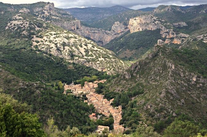 Excursão vinícola para grupos pequenos em Languedoque com visita a Saint-Guilhem-le-Désert e almoço em Montpellier