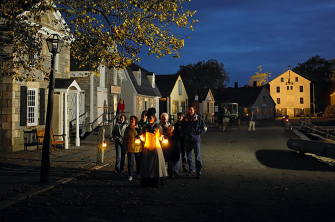New England Country Christmas With Mystic Seaport Lantern Tour