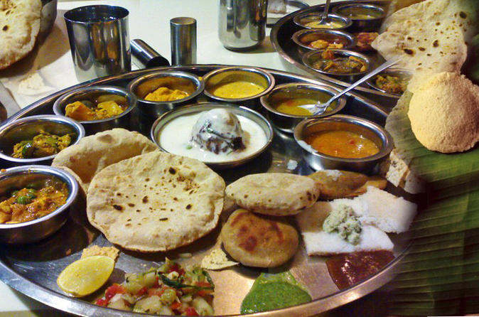 Kochi Evening Excursion: Kathakali Dance Show including Dinner and Hotel Transfer