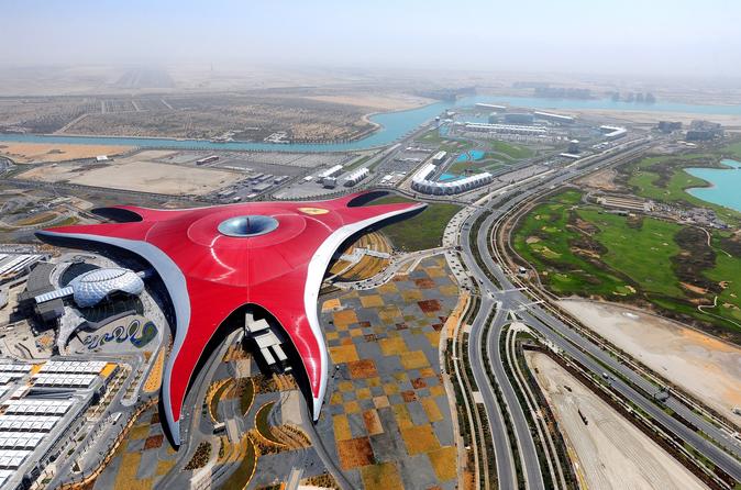Tour della città di Abu Dhabi, incluso tour guidato e biglietti per il Ferrari World da Dubai